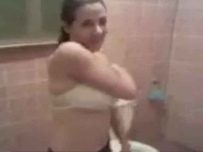 سكس فيديو دنيا سمير غانم في الحمام عارية مع عشيقها